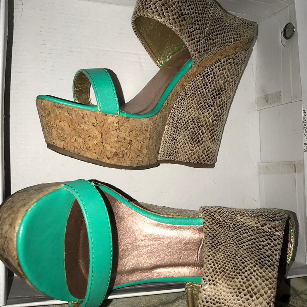 Super cute wedges defects in last pics with box
